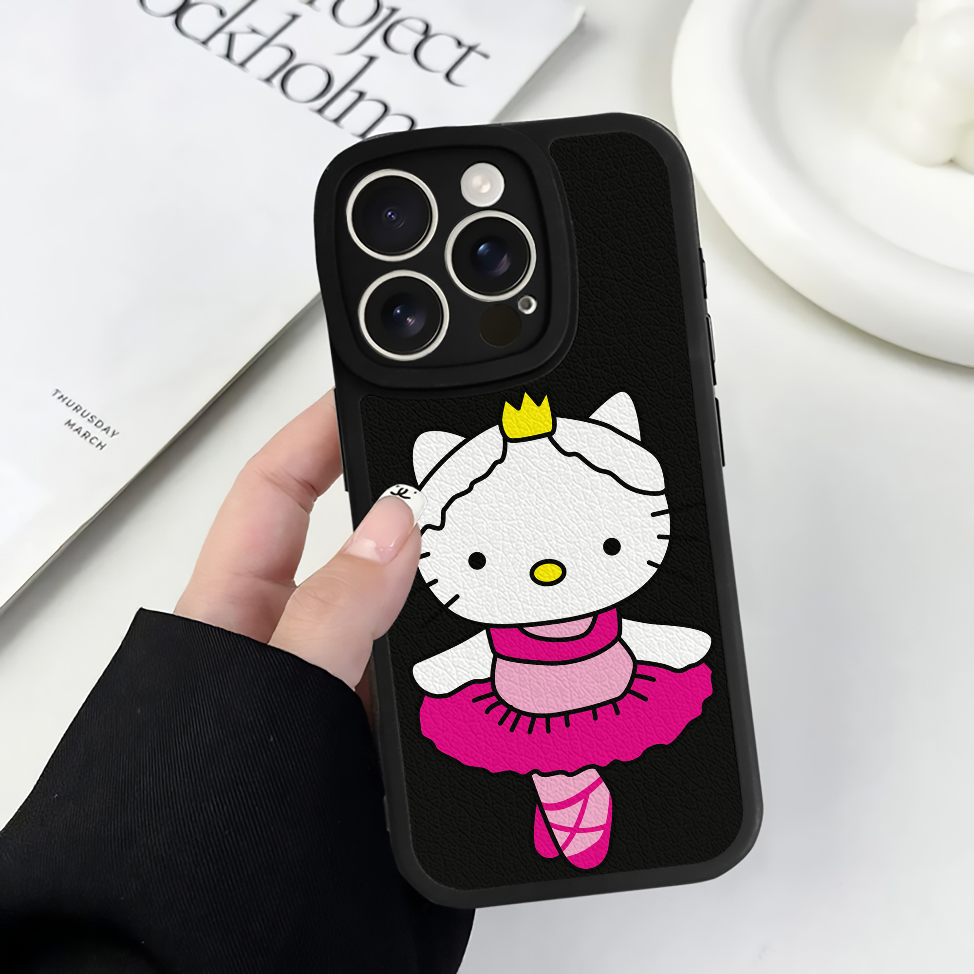 （画像用） Hello Kitty ハローキティ 【iPhone 16シリーズ対応】シリコンスマホケース（レザー調） 材質：シリコン